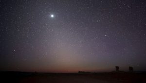 Planet Venus terlihat di langit malam di White Desert, Mesir, 15 Mei 2015. Sedikit ke utara terletak kawasan yang diberi nama Black Desert, yang terdiri dari bebatuan dolerite vulkanik, mirip dengan basalt. REUTERS/Amr Abdallah Dalsh