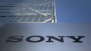 Logo Sony terpampang di pintu masuk kantor pusat perusahaan di Tokyo, Jepang pada 4 Agustus 2020. ( Foto: KAZUHIRO NOGI / AFP )