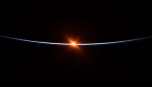 Penampakan Menakjubkan, Foto Matahari Terbit dari 'Bawah' Planet Bumi